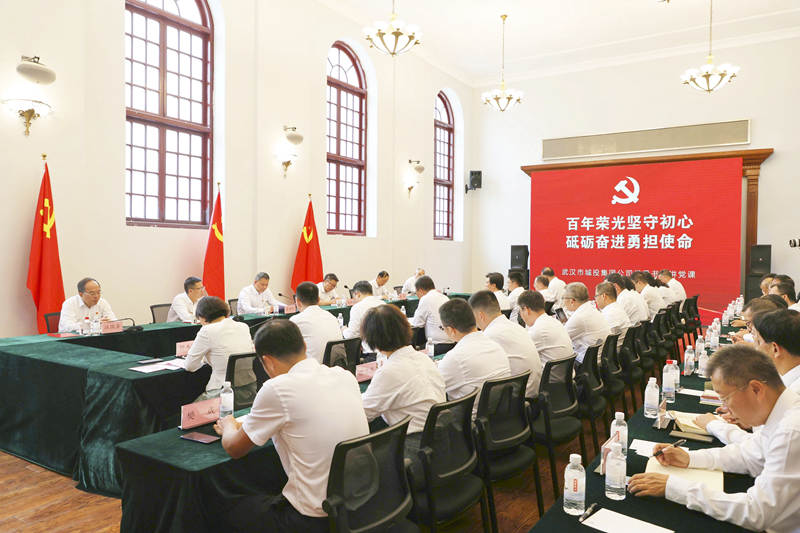 2023年7月1日，市城投集團(tuán)公司黨委開展“七一”主題黨日活動(dòng)，集團(tuán)公司黨委書記、董事長(zhǎng)余新民現(xiàn)場(chǎng)講授黨課。.jpg